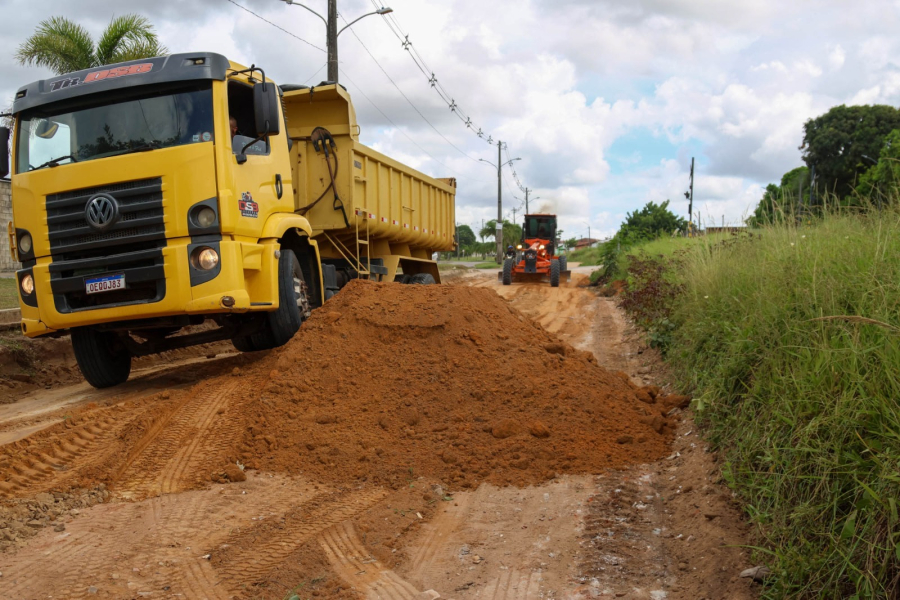 Prefeitura realiza manutenção e nivelamento na rua Luiz Antônio, no Parque Industrial