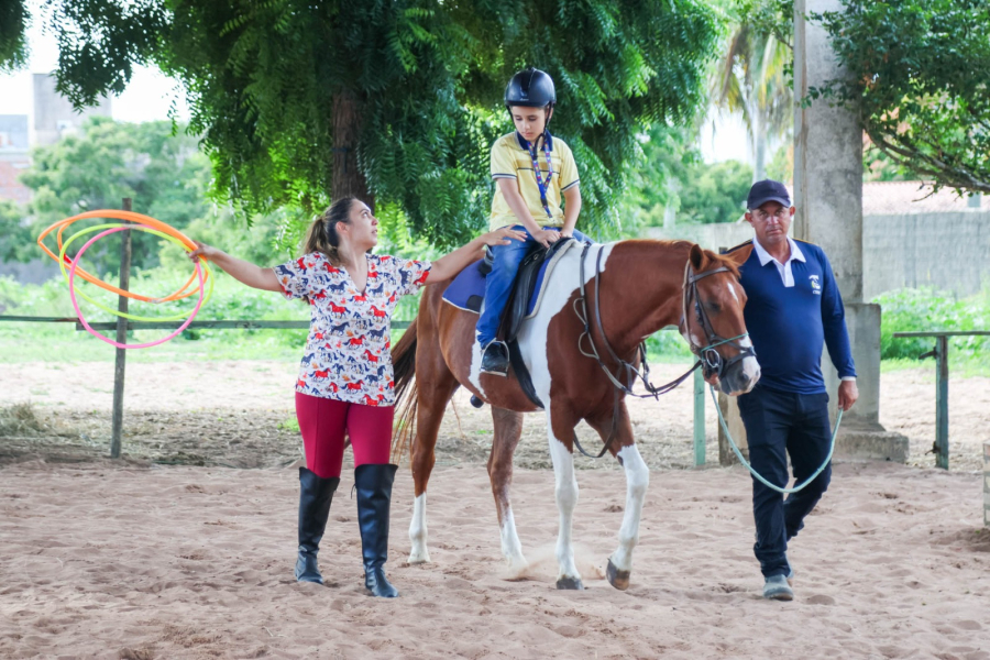 Prefeitura promove tarde de equoterapia para crianças do CER