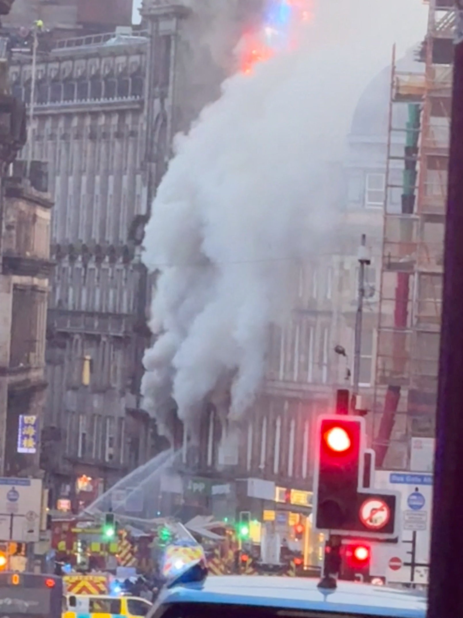 Fogo em loja de cigarros eletrônicos se espalha e atinge principal estação de Glasgow, na Escócia; VÍDEO